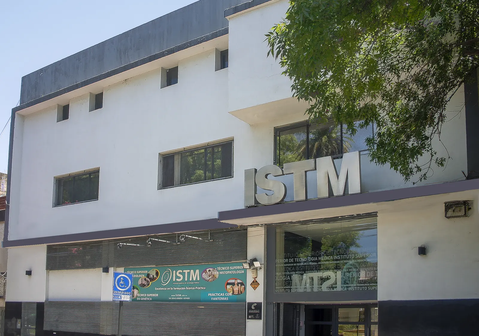 Frente del Instituto Superior de Tecnología Médica